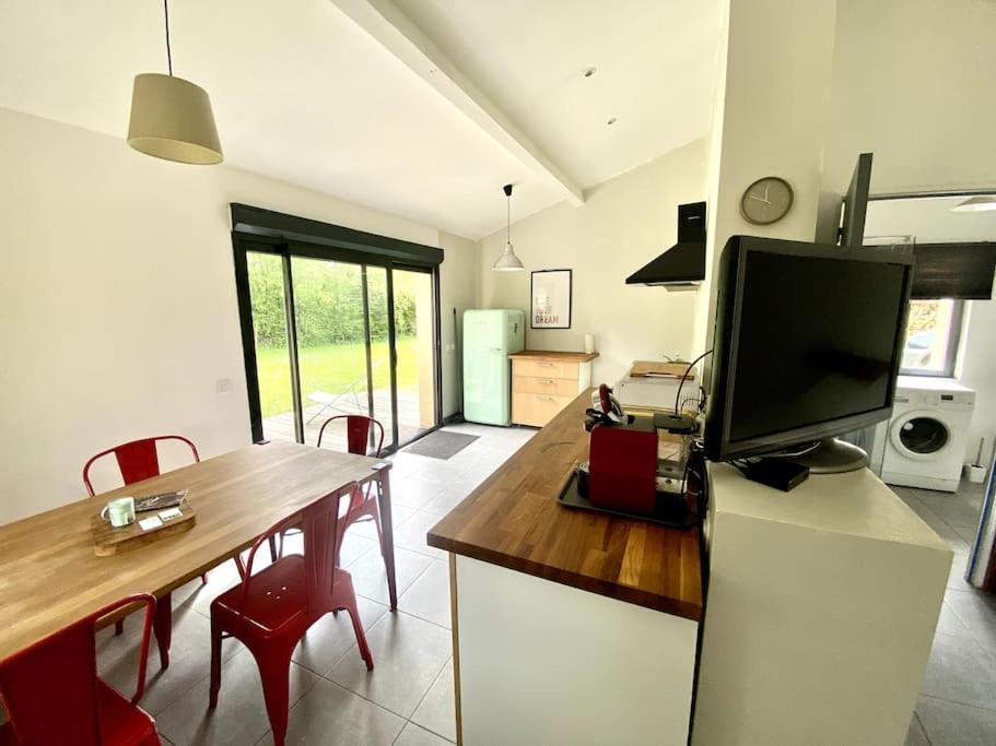 La Lande - Petite Maison Avec Jardin Vendat Экстерьер фото